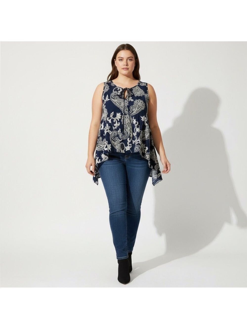 Women Plus SJS Navy Paisley Print Sleeveless Tie Neck Top Size 1X